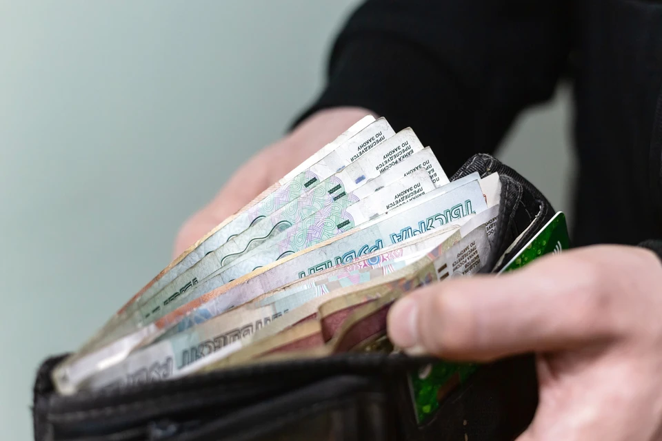 В Красноярске мужчина подсел за столик в кафе к женщинам и украл 20 тысяч рублей