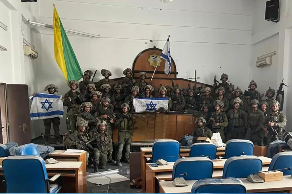 Израильские военные сфотографировались на трибуне захваченного парламента в Газе. Фото: газета The Times of Israel.