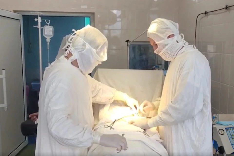 Более 30 операций провел за месяц смоленский хирург в больнице Геническа Фото: скриншот видео Министерства здравоохранения ХО