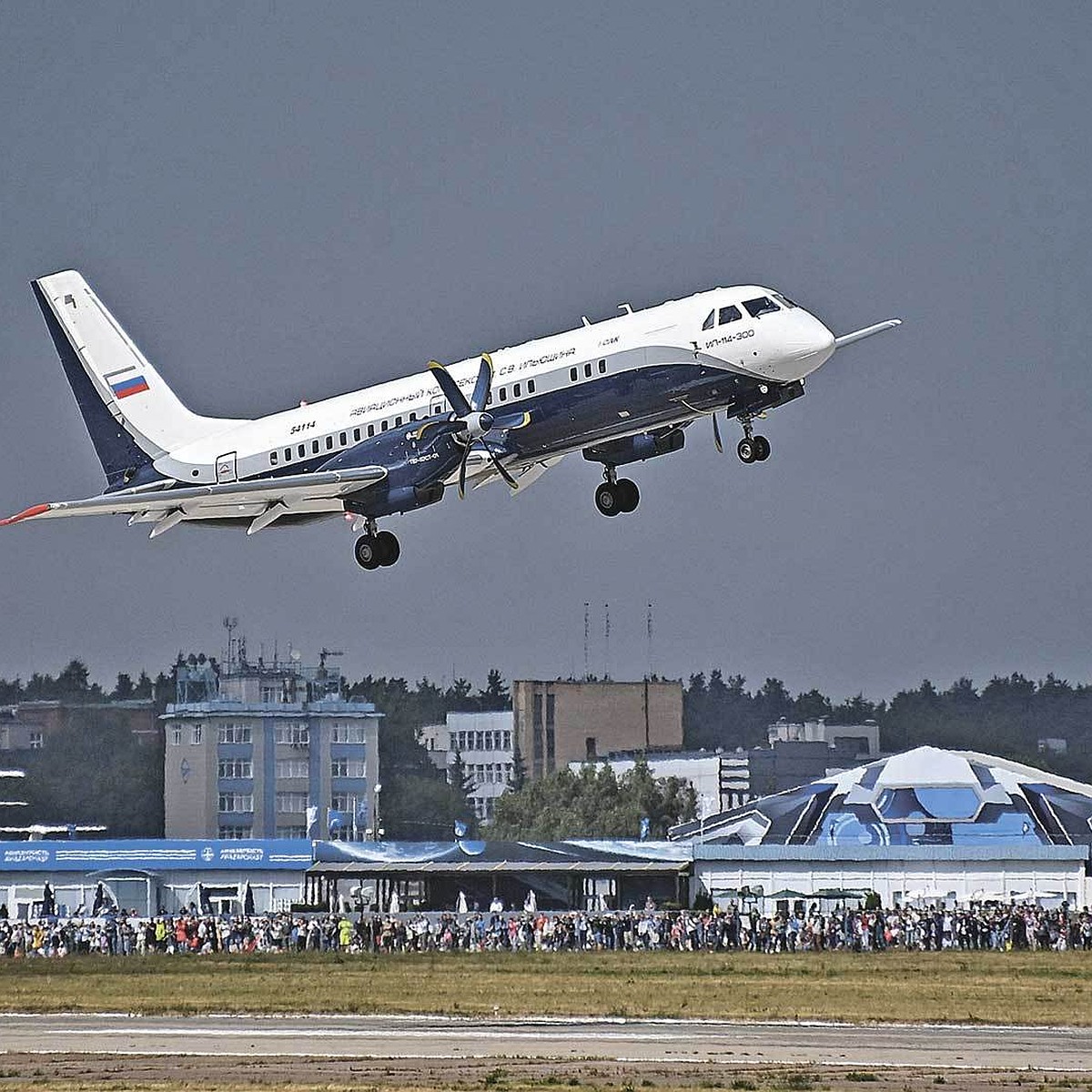 На смену Ан-24 идет Ил-114: Региональные самолеты полетят на российских  двигателях - KP.RU