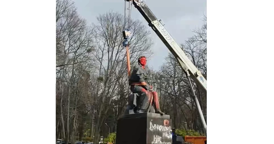 В Киеве демонтировали памятник Пушкину на Берестейском проспекте Фото: стоп-кадр видео