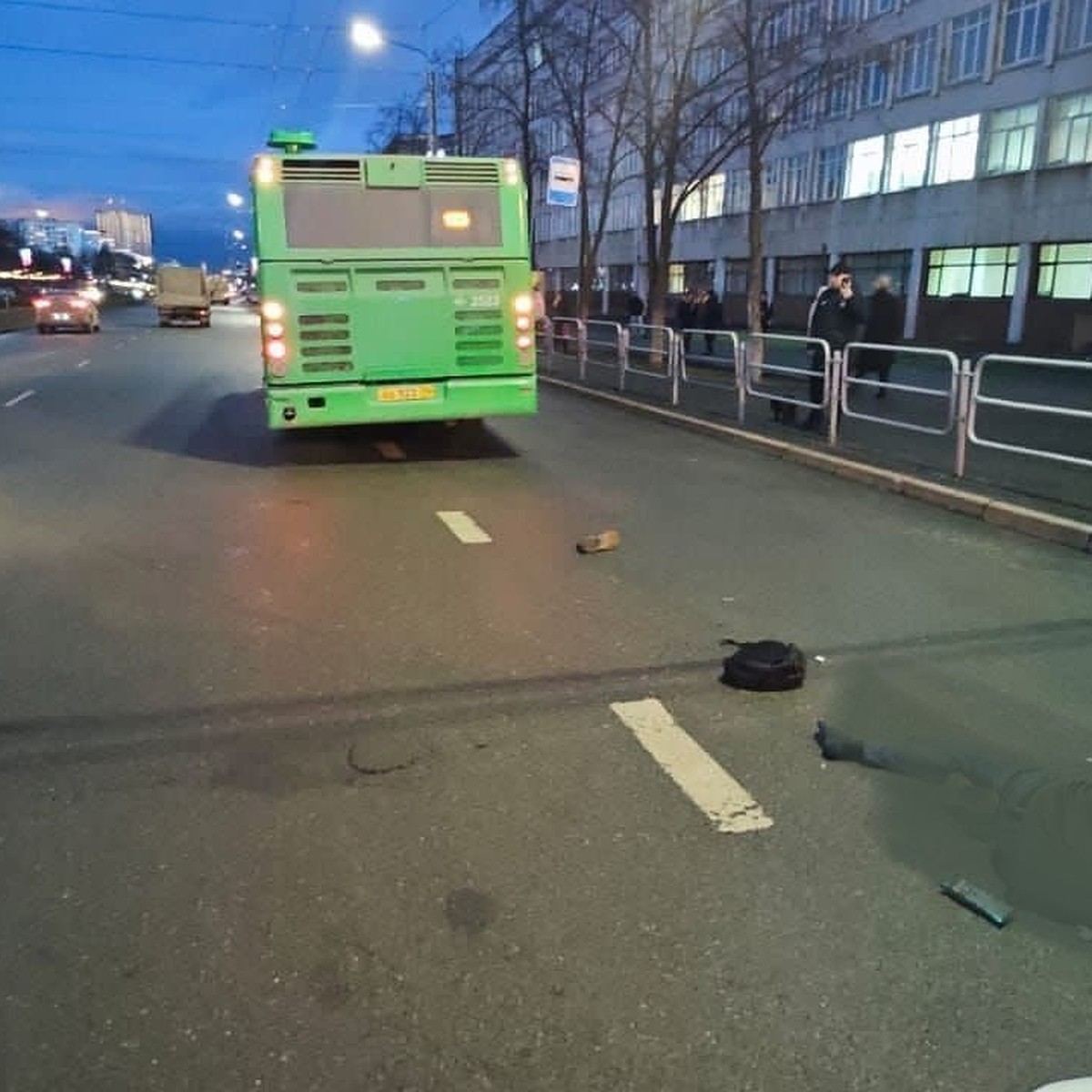 В центре Челябинска автобус насмерть переехал парня. ДТП попало на видео -  KP.RU