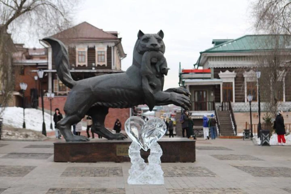 Около Бабра в Иркутске установили сердце из байкальского льда