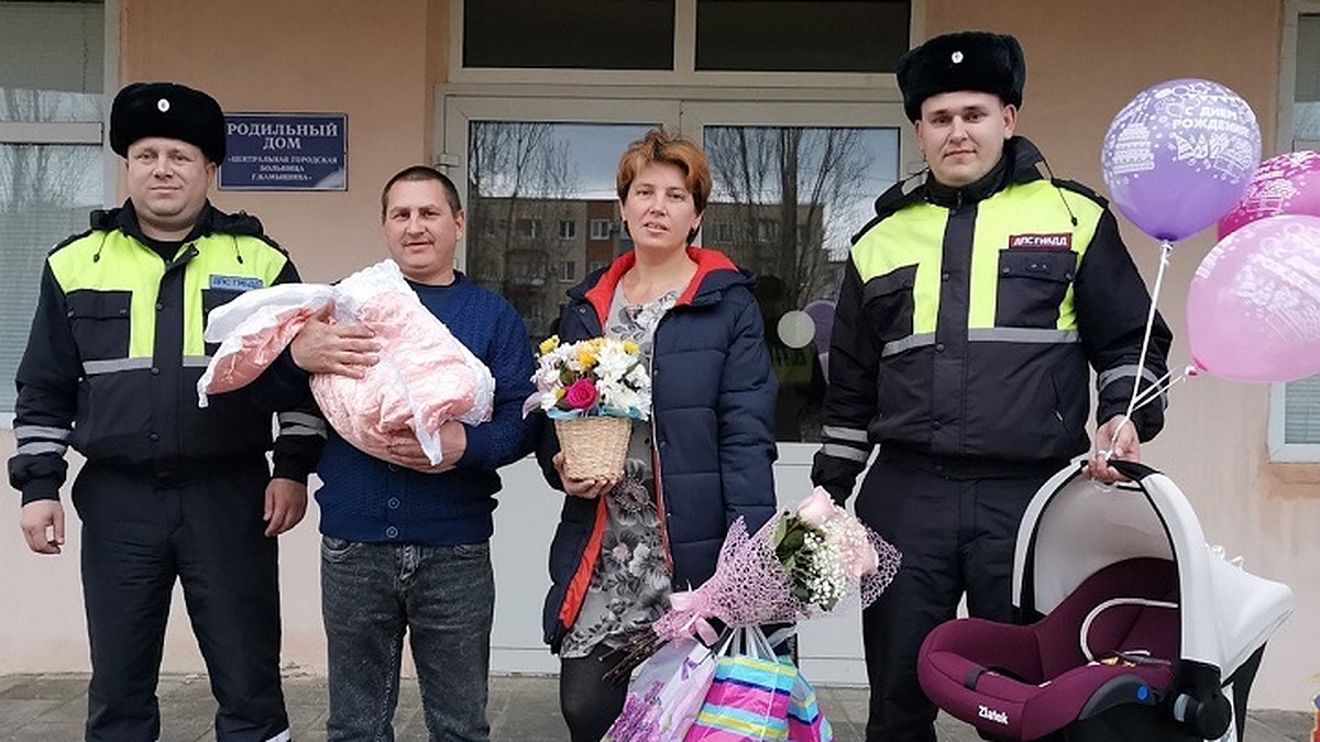 Схватки начались в машине: под Волгоградом полицейские довезли беременную  шестым ребенком женщину в роддом - KP.RU