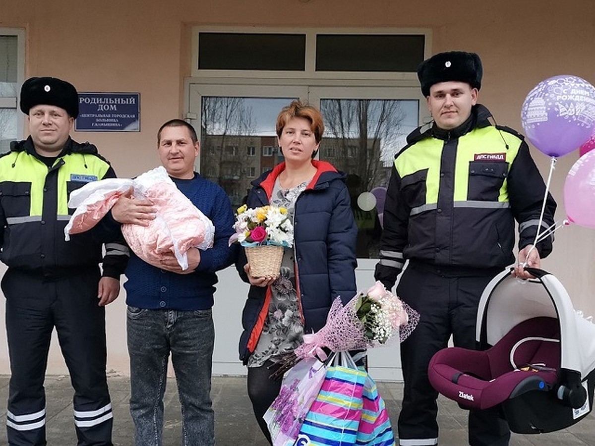 Схватки начались в машине: под Волгоградом полицейские довезли беременную  шестым ребенком женщину в роддом - KP.RU