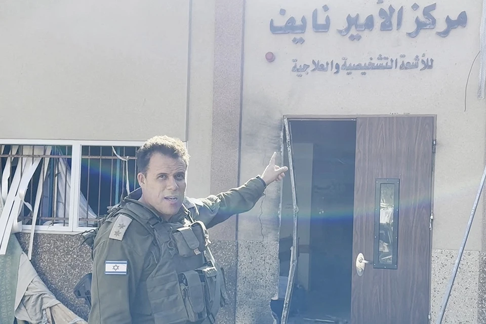 Офицер ЦАХАЛ у входа в больницу Аш-Шифа.