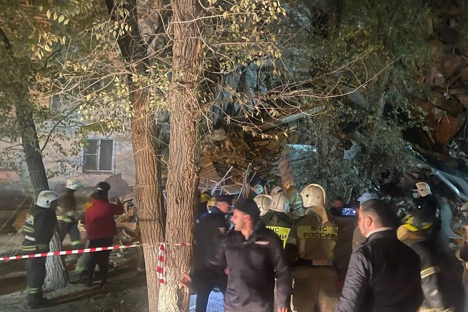 Спасатели объявили минуту тишины на месте обрушения части дома в Астрахани, фото: телеграм-канал Игоря Бабушкина