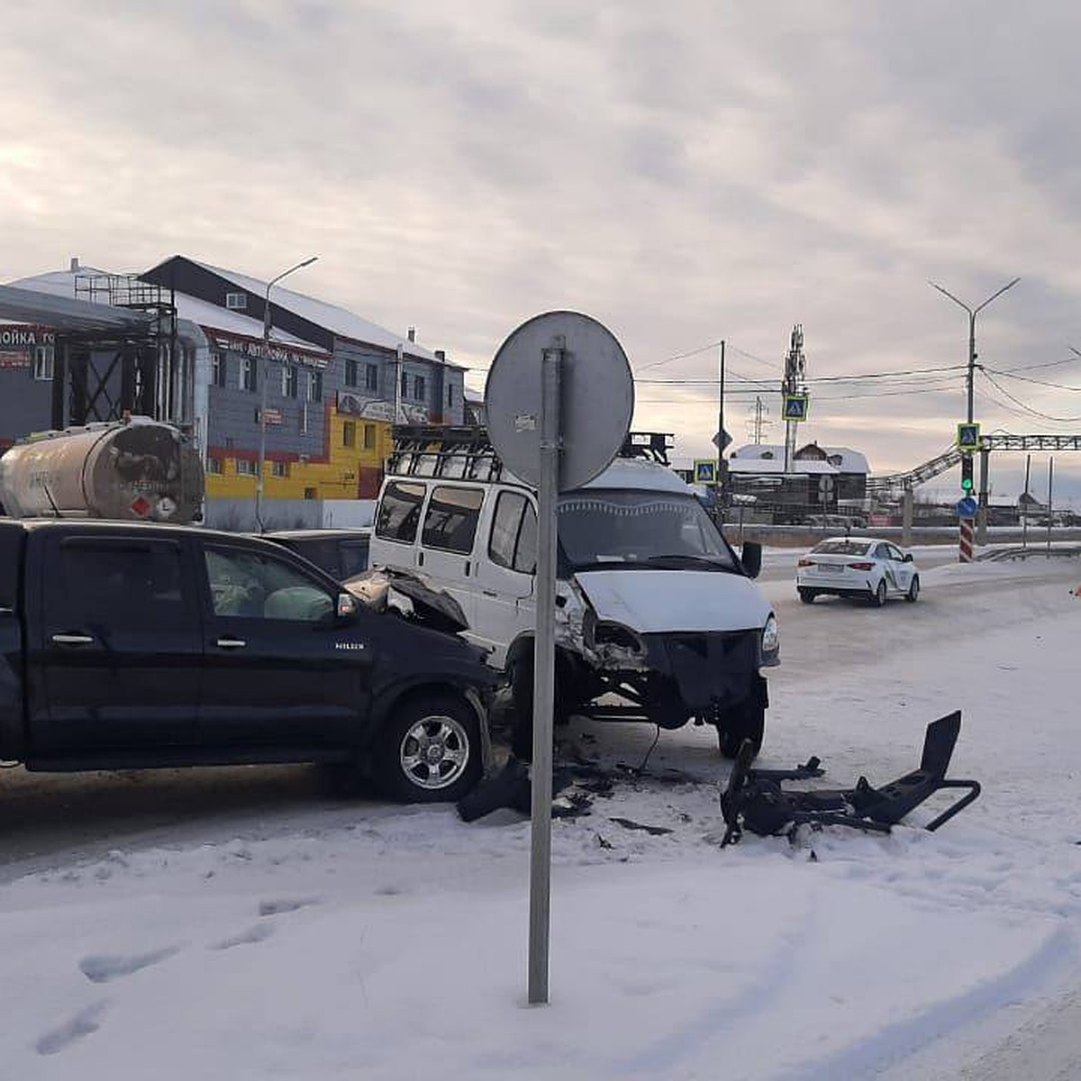 В Якутске на Окружном шоссе произошла авария с участием четырех машин -  KP.RU