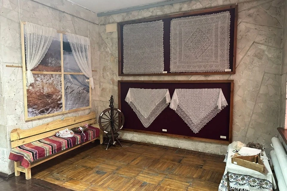В Перевальский районный исторический музей привезли два проекта: «Оренбургский пуховый платок» и «По страницам «Капитанской дочки».