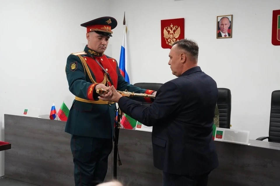 Церемония прошла под торжественный марш почетного караула военной комендатуры Запорожской области под знаменем Победы. ФОТО: тг-канал Галины Данильченко