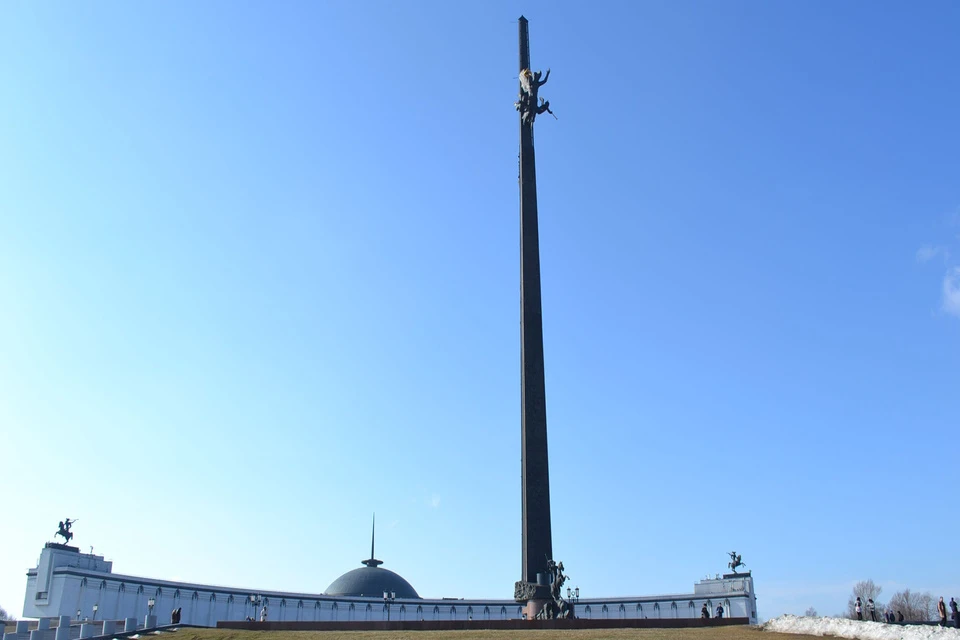 Злоумышленник попытался потушить Вечный огонь и разбросал венки на территории мемориального комплекса