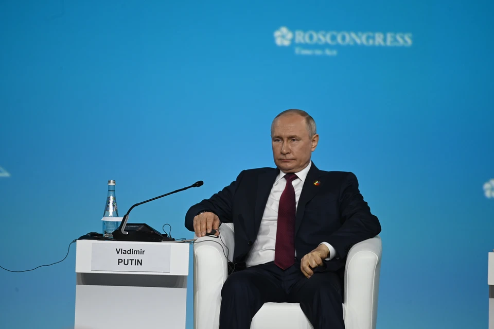 Путину подарили португальский разговорник на форуме в Петербурге.