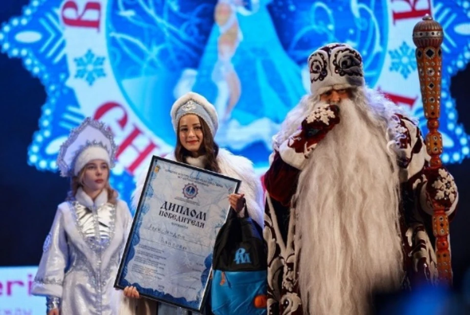 Победительницу лично поздравил Дед Мороз вся Руси. ФОТО: пресс-служба Кирова