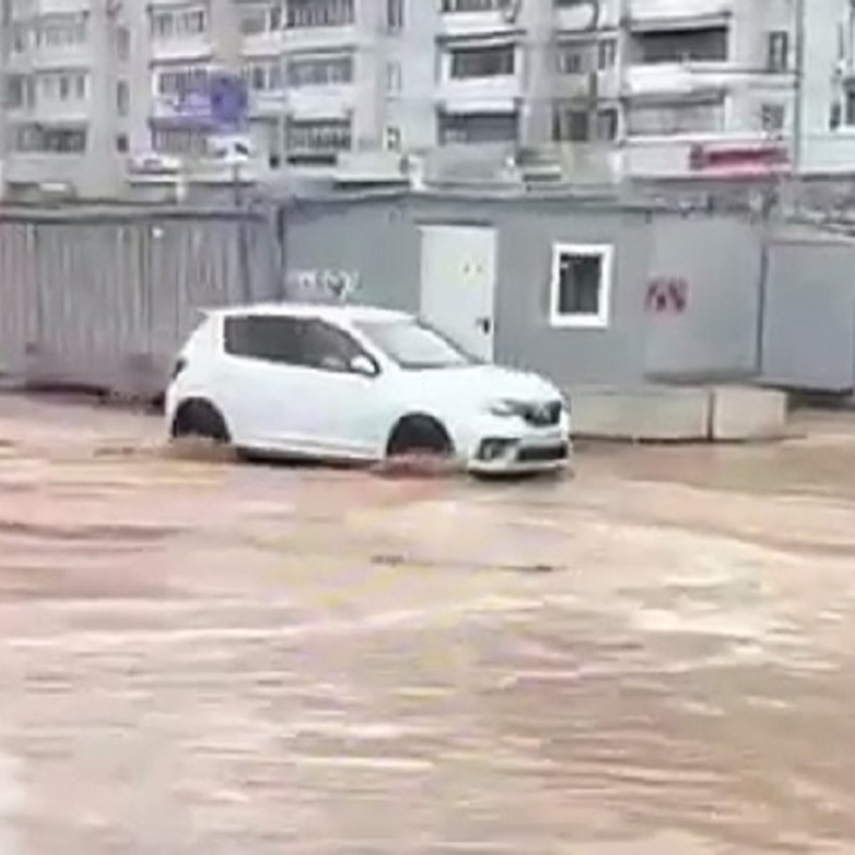 В Казани затопило участок улицы Фучика, в домах рядом отключили воду - KP.RU