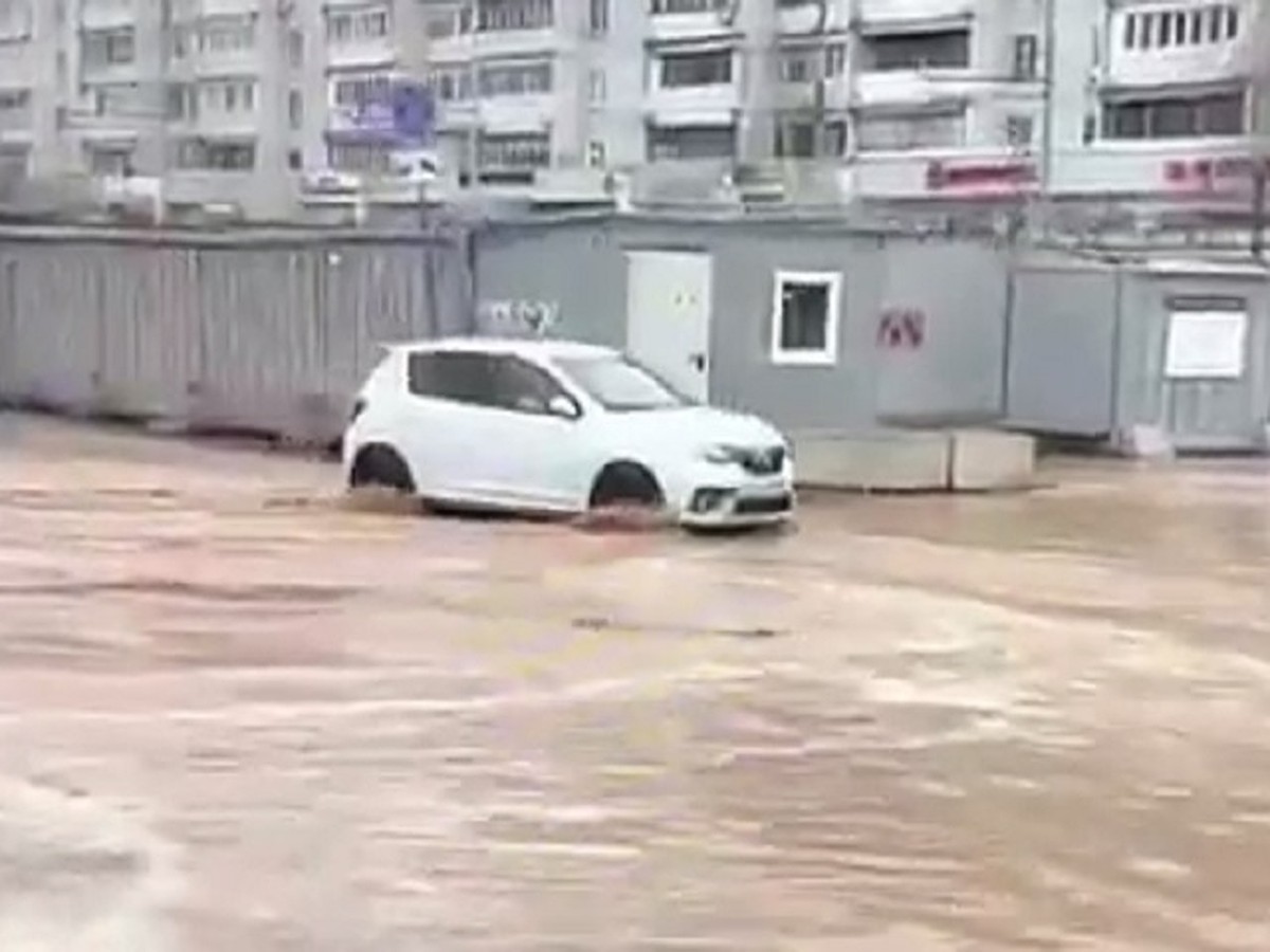 В Казани затопило участок улицы Фучика, в домах рядом отключили воду - KP.RU