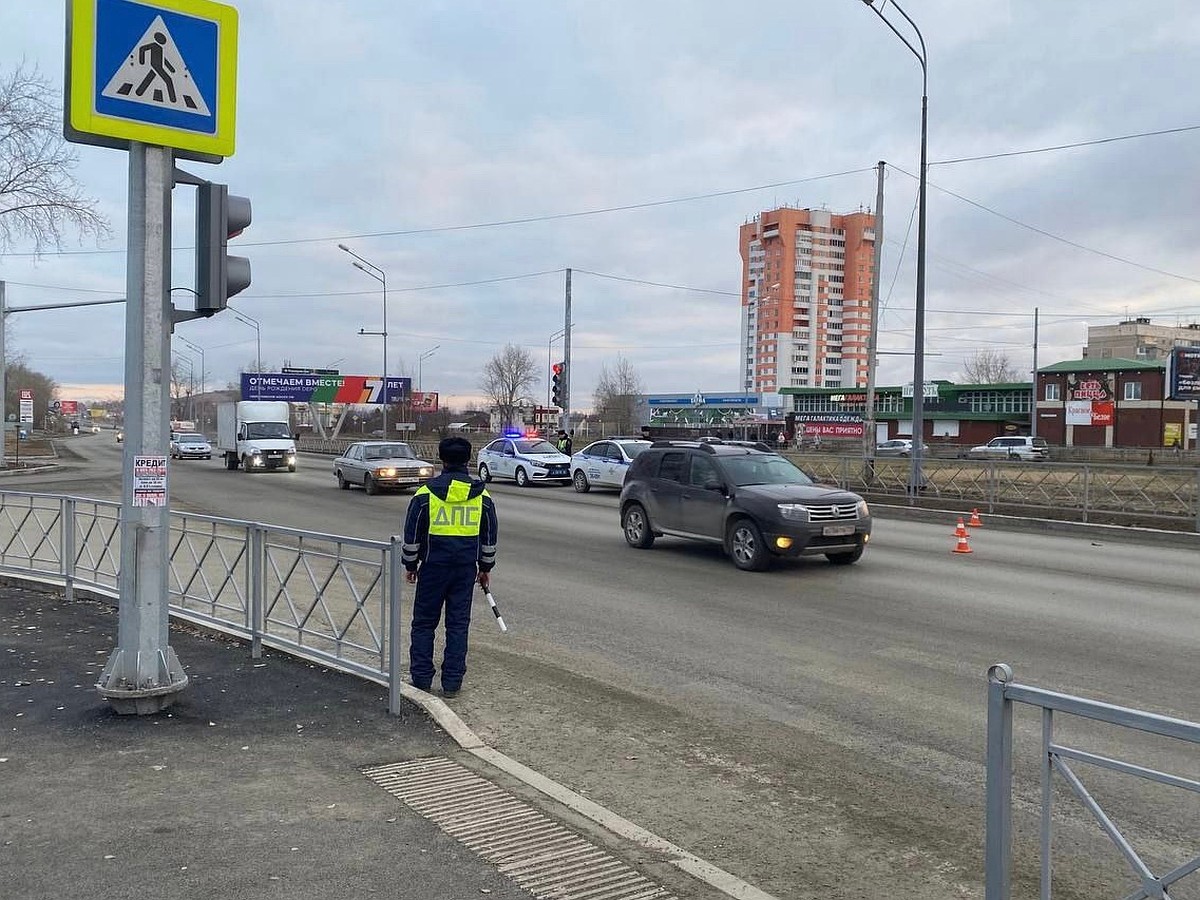 В Нижнем Тагиле водитель отвлекся на телефон и сбил школьника - KP.RU