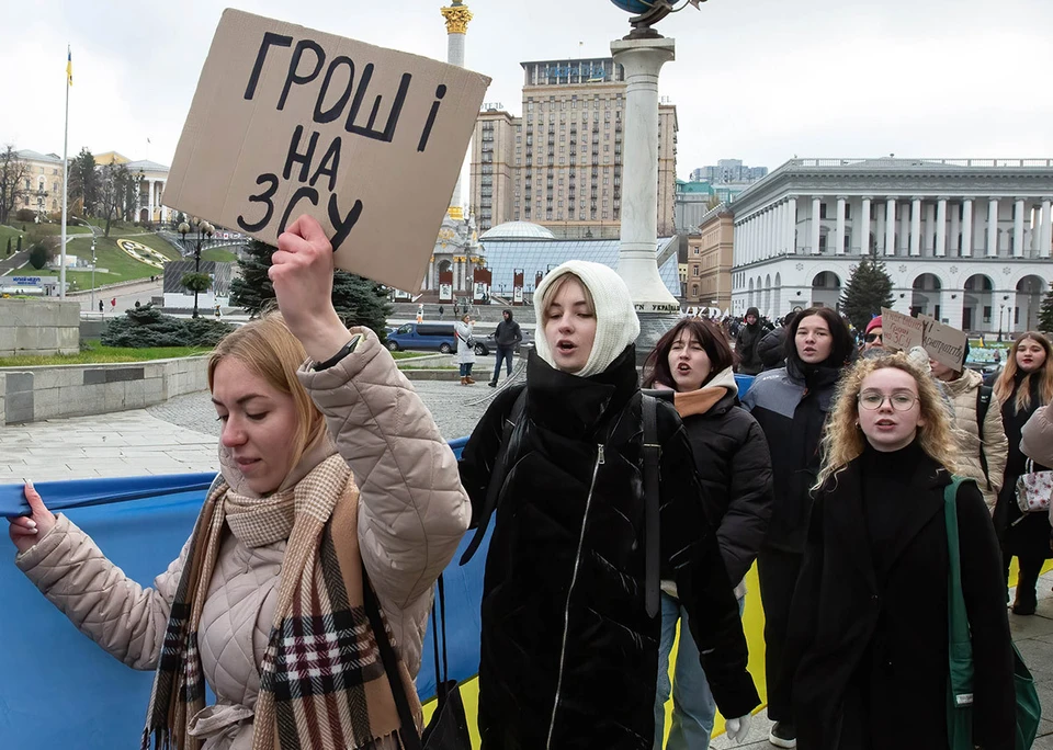 Митинг студенток с требованием увеличения расходов на нужды ВСУ в Киеве.