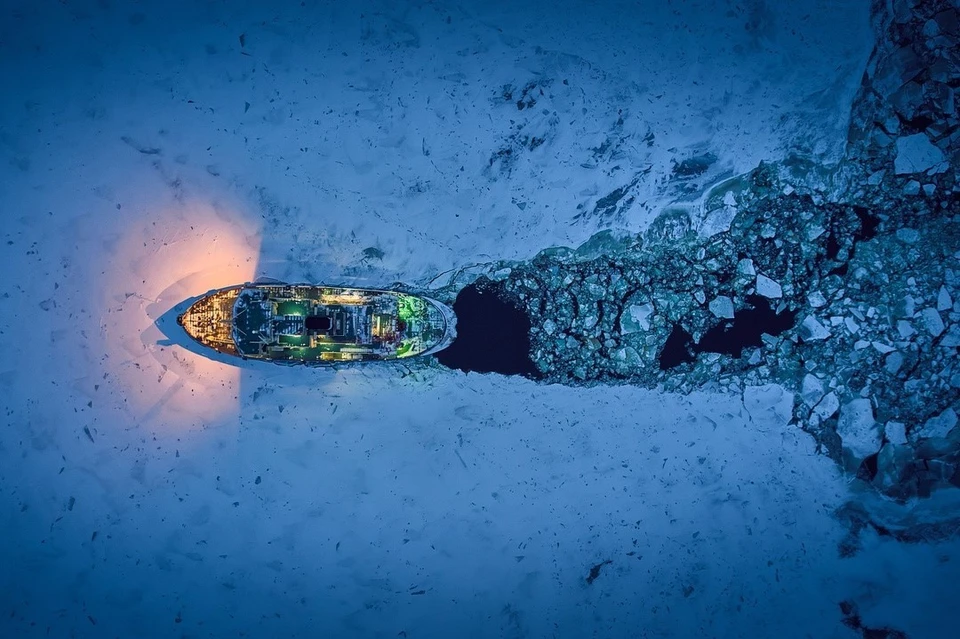 Фото бороздящего льды Финского залива ледохода жюри признало лучшим в одной из номинаций. Фото: Александр Чехонин
