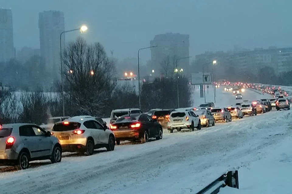 Нижний Новгород встал в пробках из-за снегопада. Фото: Анна МАЗУРЕНКО