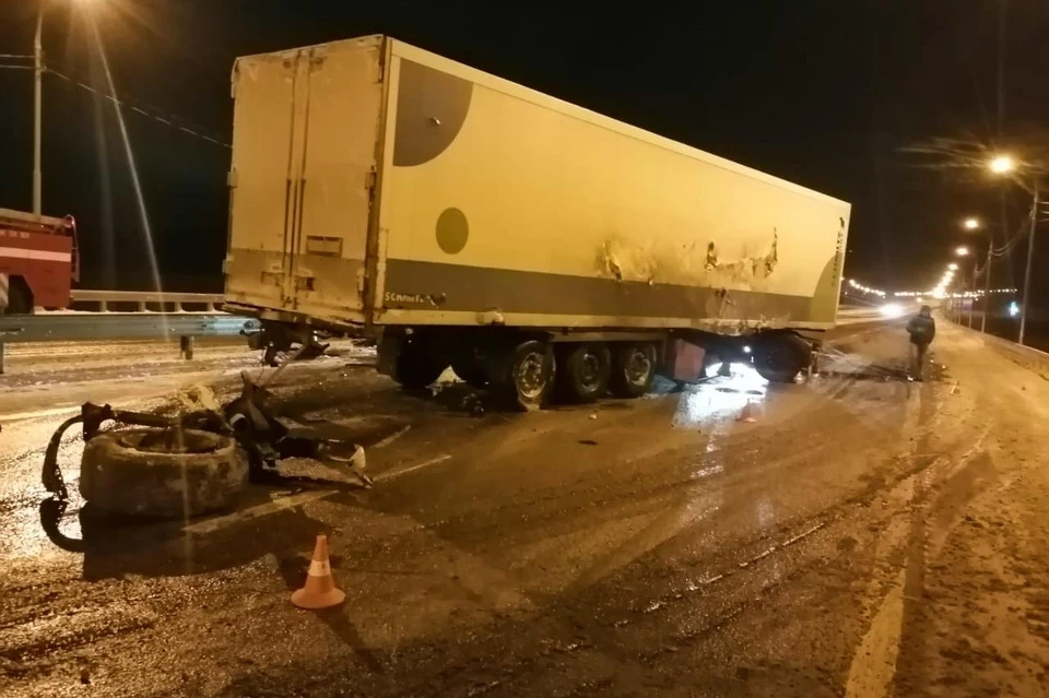 Под Липецком грузовик ДАФ протаранил отбойник, 51-летний водитель в больнице