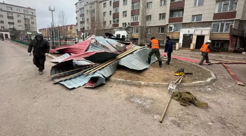 Из-за непогоды без электричества остались сотни населенных пунктов Акмолинской, Павлодарской и Карагандинской областей, здесь местные власти вынужденно вводят режим ЧС.