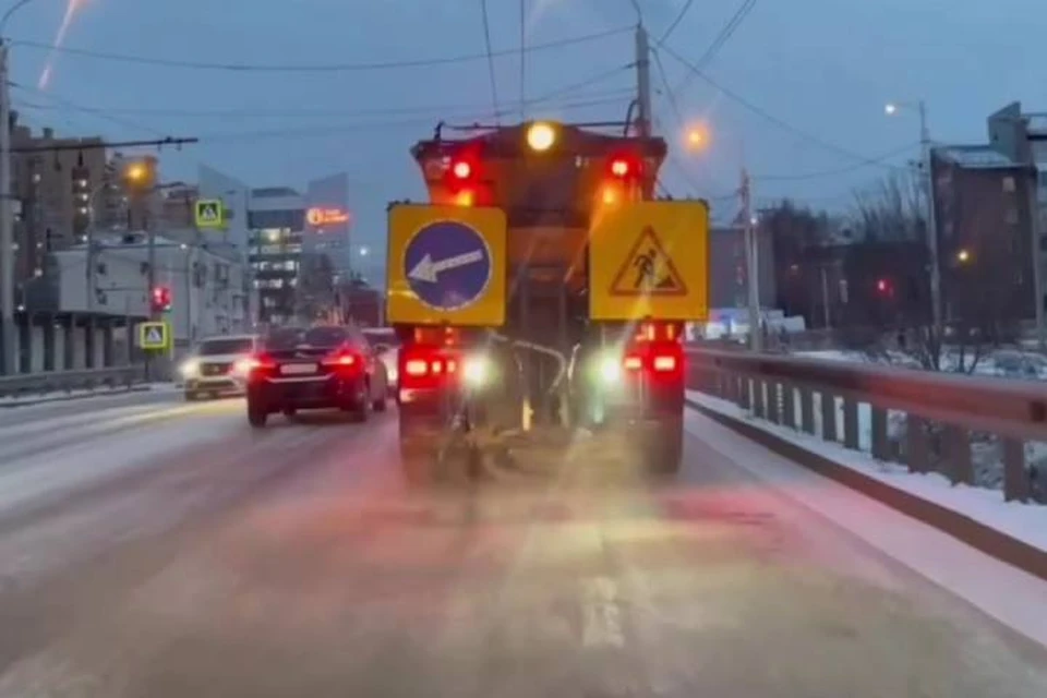 Дорожные службы Иркутска всю ночь убирали снег после снегопада