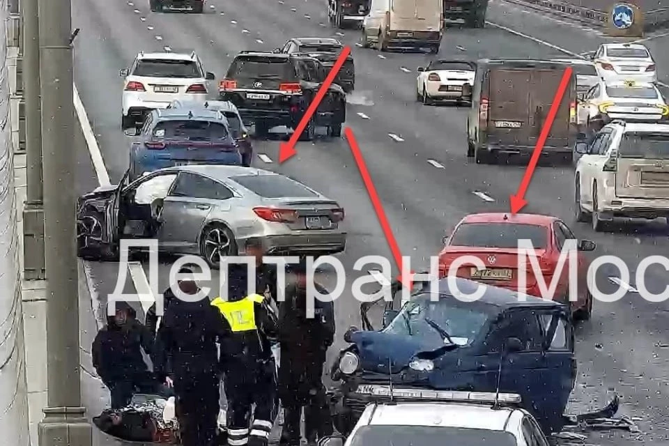 На месте ДТП работают оперативные службы города