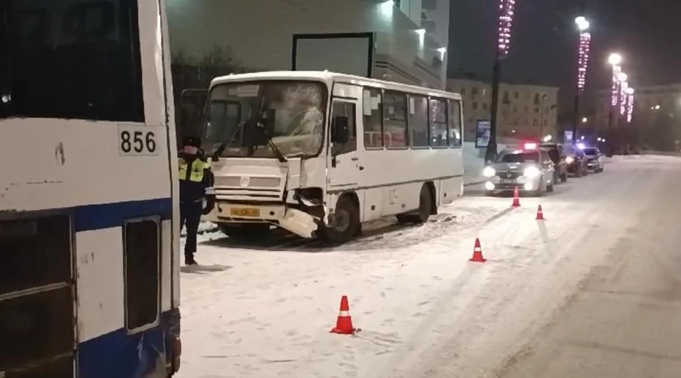 Один из автобусов не убедился в безопасности маневра при перестроении в другую полосу. Фото: ГИБДД Свердловской области