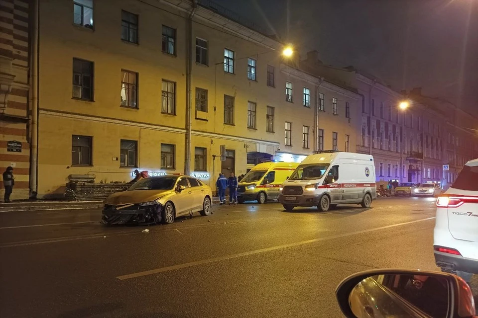 Водитель такси снес паркомат на улице Римского-Корсакова в Петербурге. Фото: t.me/Megapolisonline