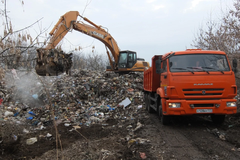 Объем накопившегося мусора составляет около 24379 кубометров.