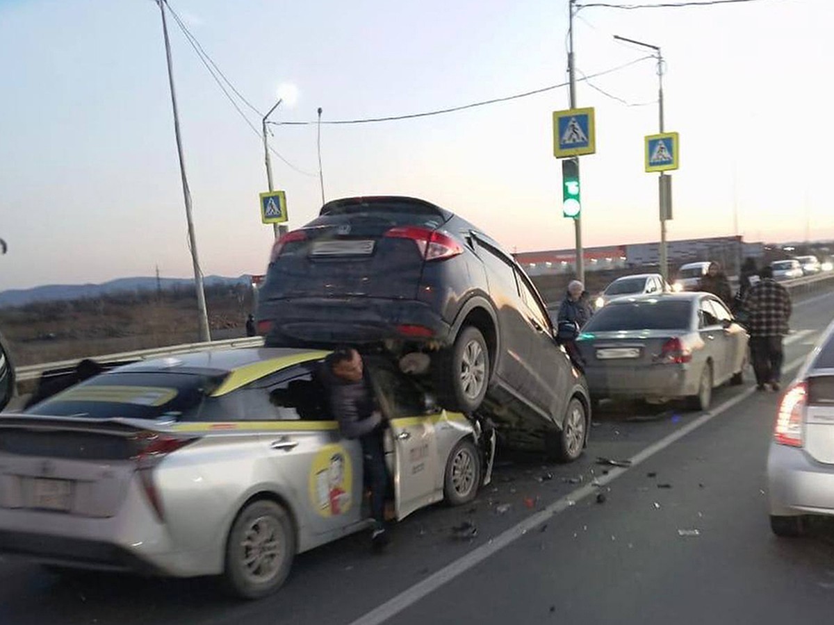 Влетел на полном ходу: мощная авария в Приморье заблокировала движение в  аэропорт - KP.RU