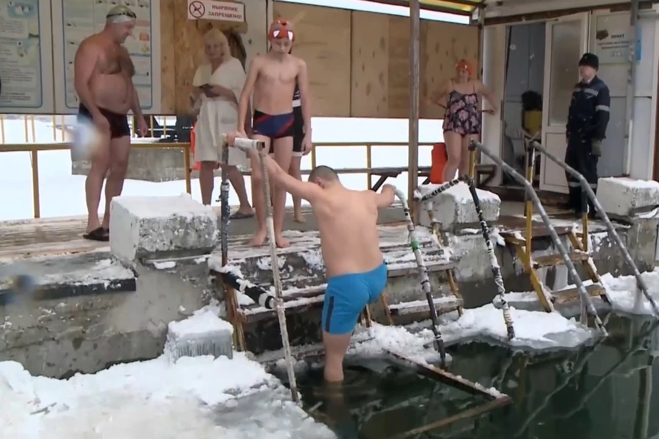 Рязанские моржи открыли сезон на Рюминском пруду.