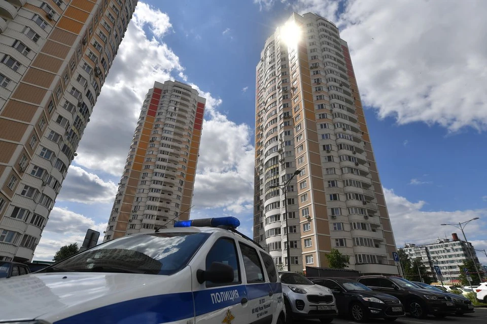 Трое новосибирцев устроили стрельбу во дворе многоэтажки.