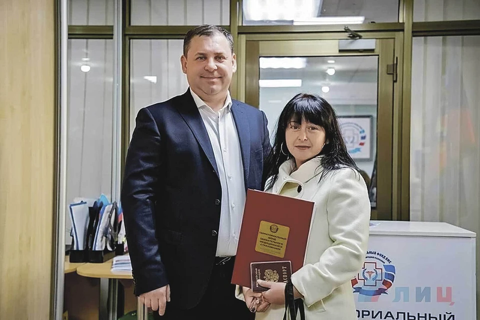 Счастливой обладательницей полумиллионной медицинской страховки стала жительница Луганска Елена Парамонова. Фото: ЛИЦ