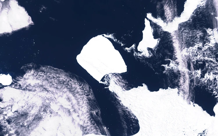 Ледяной монстр вышел в океан: Чем опасен самый большой айсберг А23а