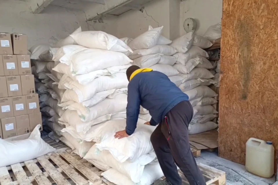 Херсонцам доставили мясные консервы, крупы, сахар и растительное масло. ФОТО: ГУ МВД России по Херсонской области