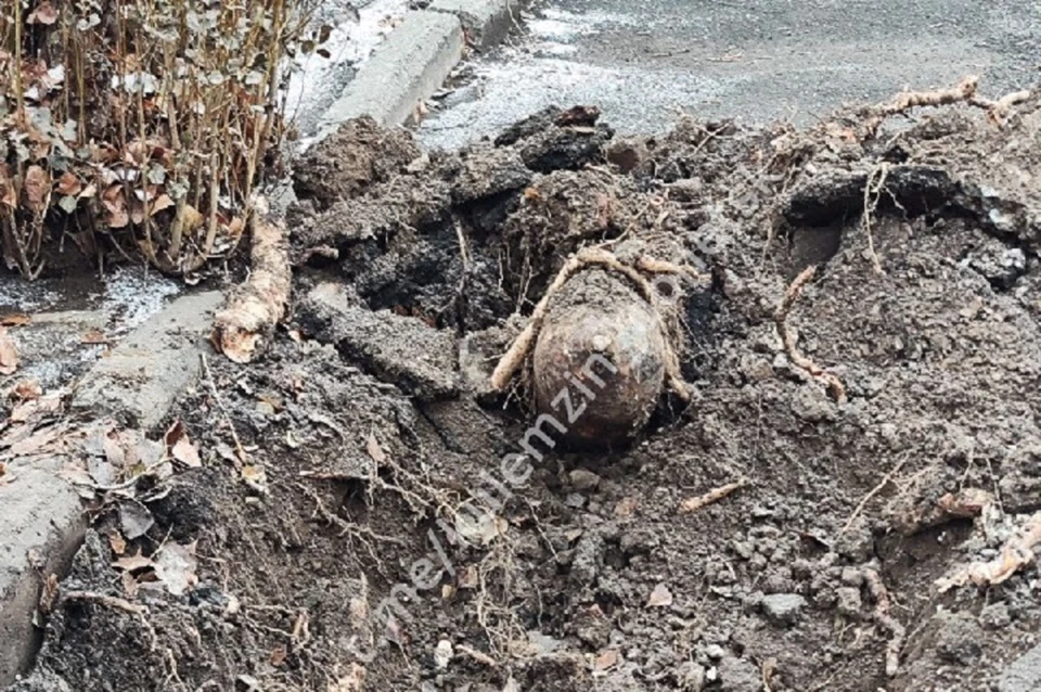 Снаряд заметили во время проведения земляных работ. Фото: ТГ/Кулемзин
