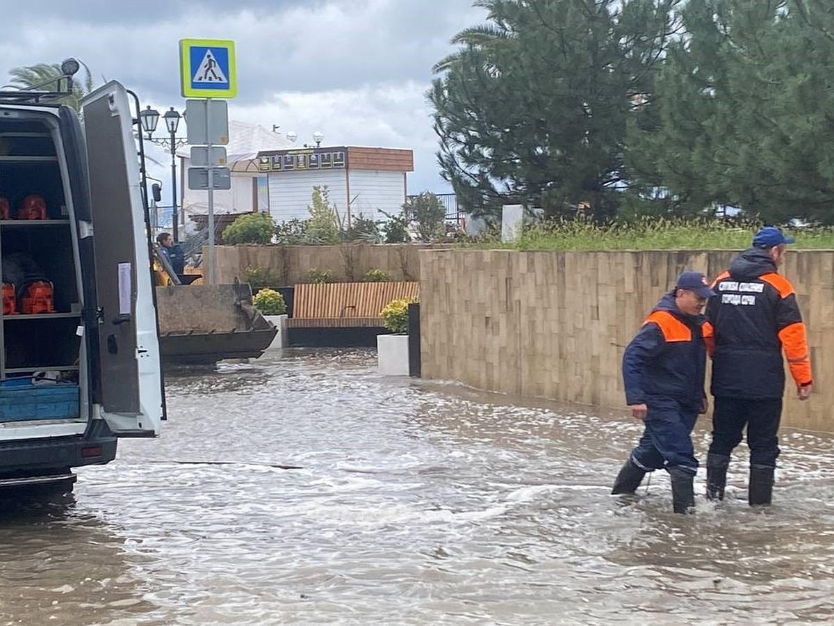 На Кубани откачают воду и обследуют пострадавшие дома в течение трех дней -  KP.RU