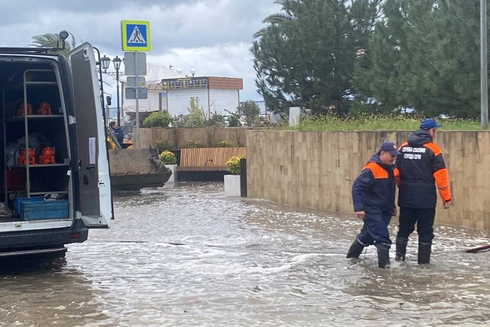 На Кубани откачают воду и обследуют пострадавшие дома в течение трех дней Фото: Олег УМАРОВ