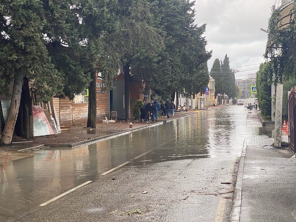 Вода зашла в дома, действует режим ЧС: Последствия ураганного шторма  устраняют в Краснодарском крае - KP.RU