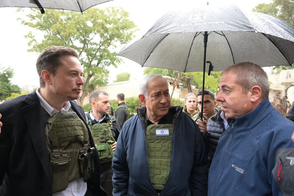 Во время посещения кибуца Нетаньяху и Маск были одеты в бронежилеты.