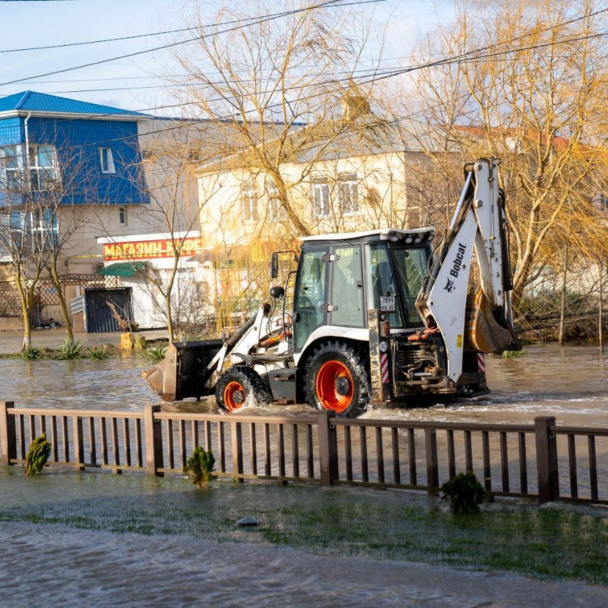 В Евпатории откачали воду из 30 подтопленных домов - KP.RU