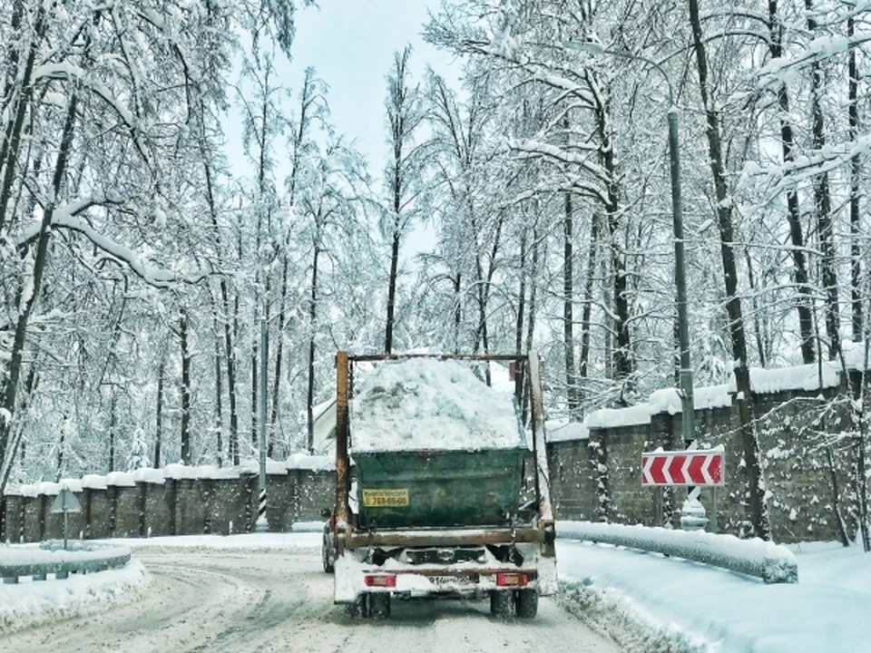 В ночь на 29 ноября в Ульяновске вывозили снег с улиц Радищева и Гагарина, проспекта Нариманова. Фото архив КП