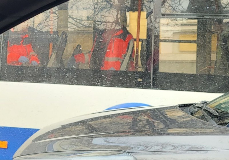 Врачи скорой оказали первую помощь пострадавшему прямо в салоне троллейбуса.