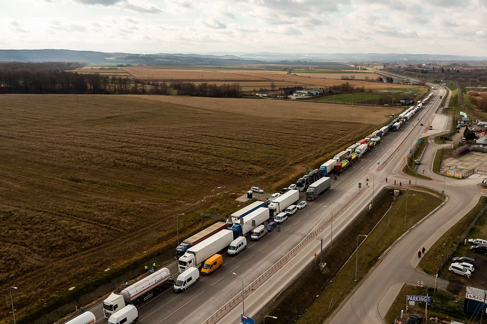 Польские дальнобойщики перекрыли границу с «незалэжной», протестуя против украинского зерна, наводнившего рынок ЕС и обрушившего цены вдвое.