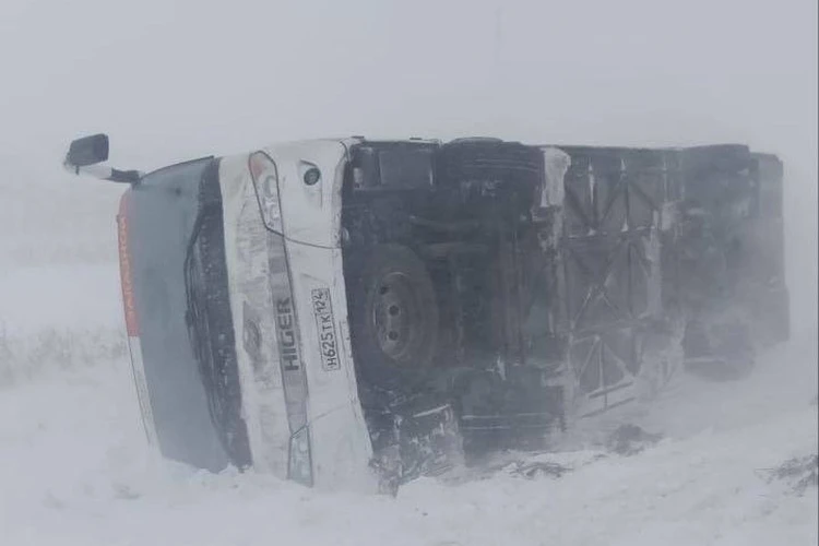 В Красноярском крае шквалистый ветер опрокинул междугородний автобус