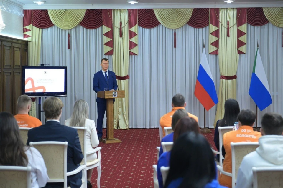 Губернатор Дегтярев лично пообщался с лучшими добровольцами края. Фото: правительство Хабаровского края