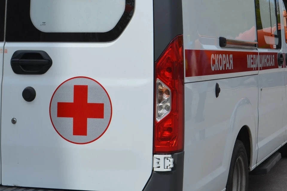 Школьница попала в реанимацию после падения на пакет со спицами в Петербурге