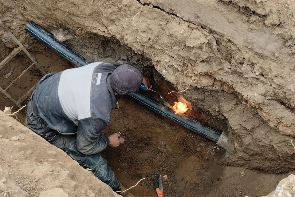 Рабочие заменили участок водопровода длиной в два метра пластиковой трубой. ФОТО: министерство строительства Херсонской области
