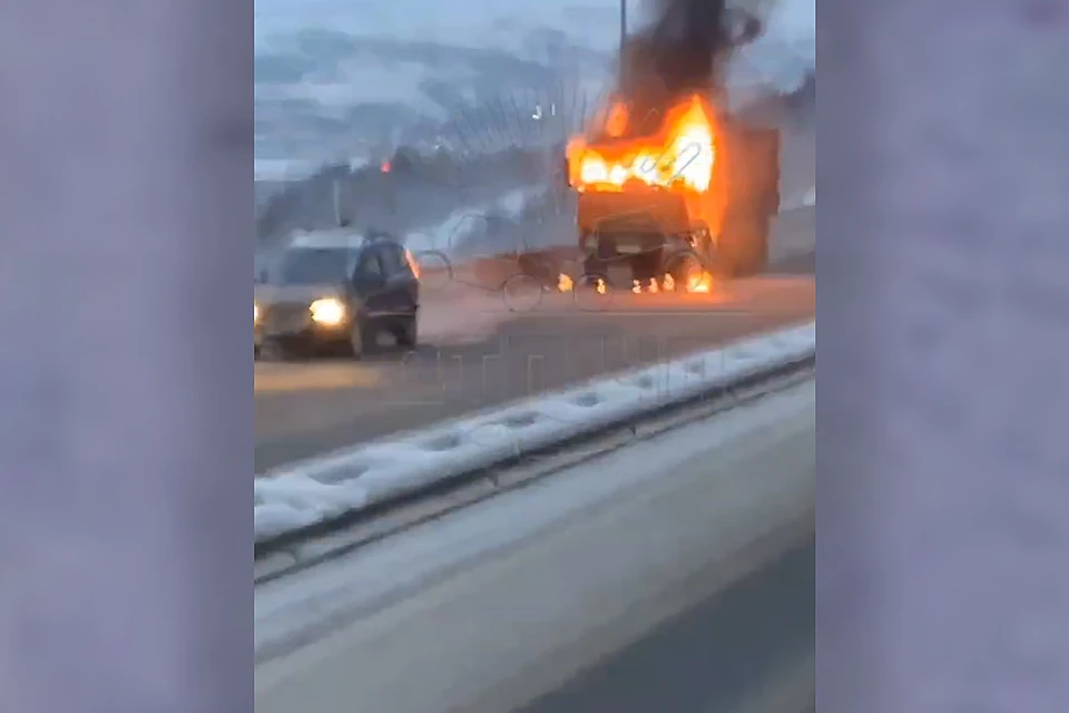 По дороге на Североморск утром 5 декабря прямо на ходу загорелся грузовик. Фото: скриншот видео / Мурманск Дтп Чп / t.me/murmansk_chp